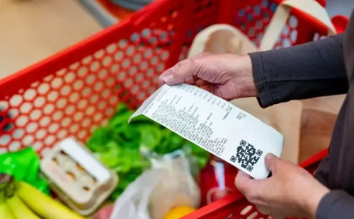 «Φρένο» στην ακρίβεια: Από σήμερα πάνω από 1.700 προϊόντα με χαμηλότερες τιμές στα ράφια