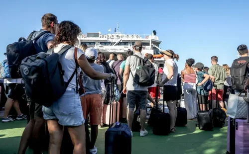 Η έξοδος του Αυγούστου συνεχίζεται: Άδεια η Αθήνα, αυξημένη κίνηση στα λιμάνια