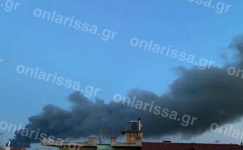 Μεγάλη φωτιά σε εργοστάσιο στη Λάρισα: Ενεργοποιήθηκε το 112 και διακόπηκε η κυκλοφορία