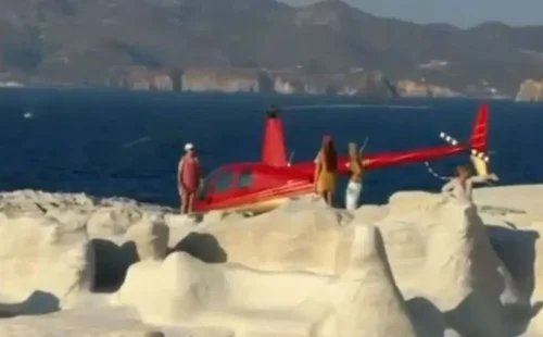 Μήλος: Προσγείωσε ελικόπτερο στο Σαρακήνικο για να κάνει μπάνιο