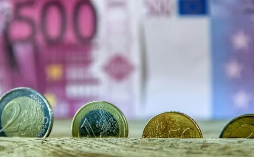 Οι Ευρωπαίοι «στοκάρουν» μετρητά: Το παράδοξο της αύξησης χαρτονομισμάτων εν μέσω ψηφιακών πληρωμών
