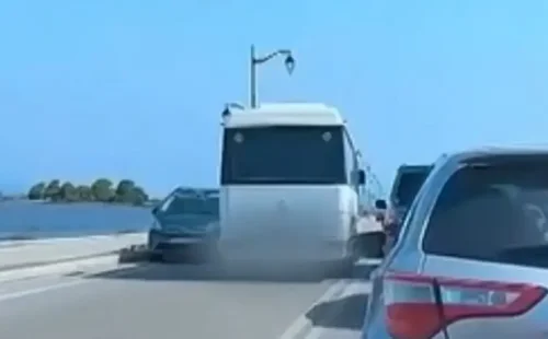 Παραλίγο τραγωδία στη Λευκάδα: Οδηγός λεωφορείου έκανε επικίνδυνη προσπέραση στη γέφυρα