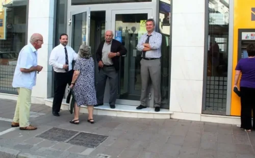«Ψαλίδι» στις επικουρικές συντάξεις χηρείας και «αλαλούμ» με τα αναδρομικά