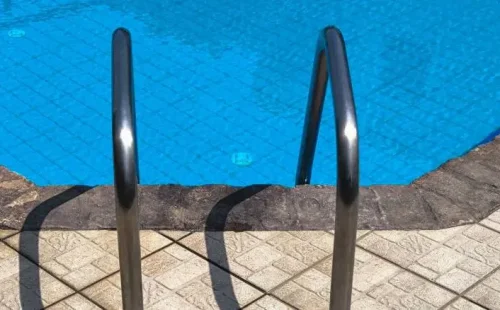 Σαλαμίνα: Εκτός κινδύνου τα παιδιά που έπαιζαν σε πισίνα, εξετάζεται διαρροή χλωρίου