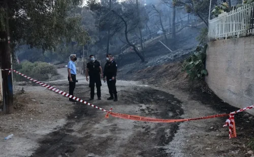 Εξετάζεται το ενδεχόμενο εμπρησμού για τη φονική φωτιά στη Σαλαμίνα
