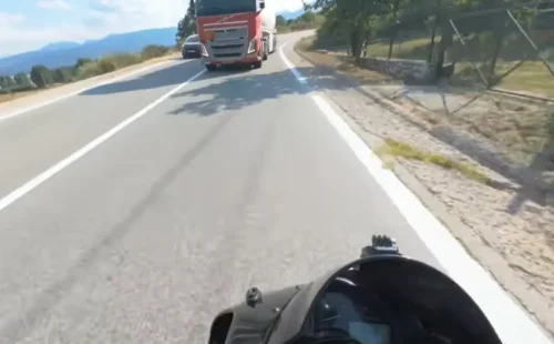 Ταυτοποιήθηκε ο οδηγός του βυτιοφόρου για την επικίνδυνη προσπέραση στη Λίμνη Πλαστήρα