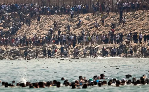 Κρίση στη Θέουτα: Πλωτό φράγμα 500 μέτρων τοποθετεί η Ισπανία – Έκτακτη σύνοδος της ΕΕ