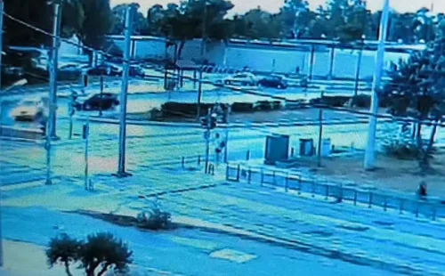 Το βίντεο ντοκουμέντο από το τροχαίο στη Βούλα: Η αναστροφή του ταξί και η σύγκρουση με τη μηχανή
