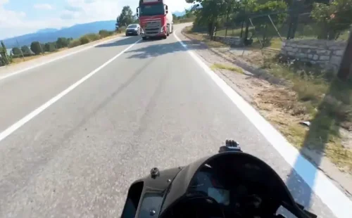 Κρίμα να πεθάνω στα 25: Ο οδηγός της μηχανής γλίτωσε από βυτιοφόρο