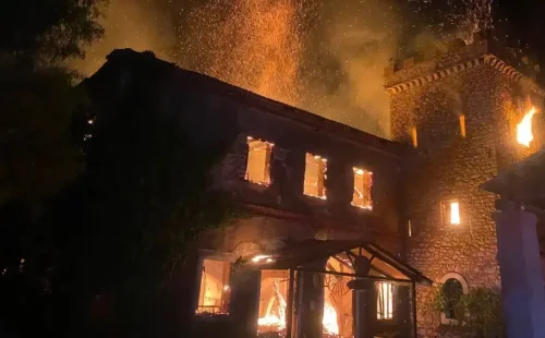 Φωτιά στο ιστορικό οινοποιείο Achaia Clauss στην Πάτρα: Καταστράφηκε ολοσχερώς πέτρινο κτίριο