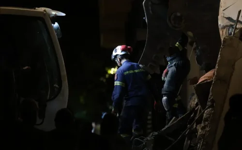 Η αγωνία κορυφώνεται στην Πλάκα: Ολονύχτιες έρευνες για τους έξι αγνοούμενους