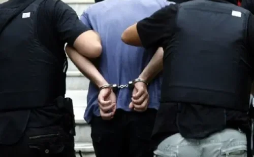 Επίθεση με μαχαίρι στην Ελευσίνα: Παραδόθηκε ο 22χρονος, αναζητείται ο 18χρονος