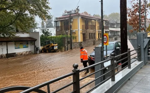 Κακοκαιρία: Αποκλεισμένοι κάτοικοι στο Πήλιο, προβλήματα σε Εύβοια και νησιά
