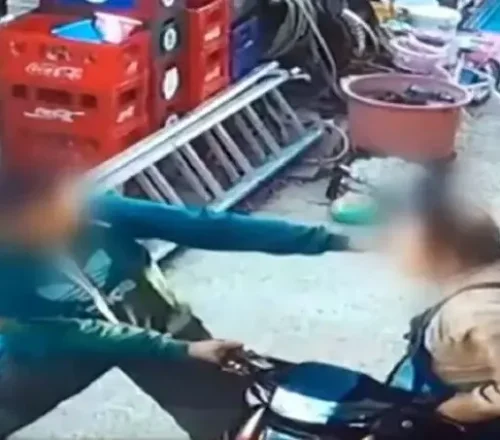 Λέρος: Σοκαριστικό βίντεο-ντοκουμέντο δείχνει τον πατέρα να χτυπά τον γιο του στο συνεργείο – «Σε σοκ η μητέρα»