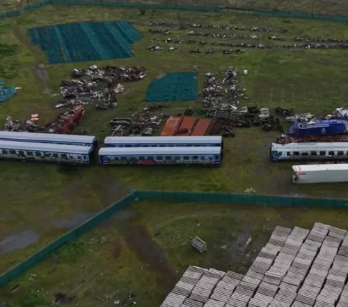 Τρία χρόνια από την τραγωδία στα Τέμπη: Το «νεκροταφείο» βαγονιών στο Κουλούρι