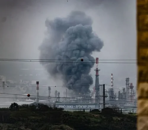Επίθεση του Ιράν στο «διαμάντι» του Ισραήλ: Στις φλόγες το κρίσιμο διυλιστήριο στη Χάιφα