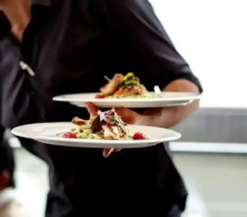 «Εάν δουλεύεις στην εστίαση, αυτό το βίντεο σε αφορά. Στείλτο σε κάποιον φίλο που δουλεύει»