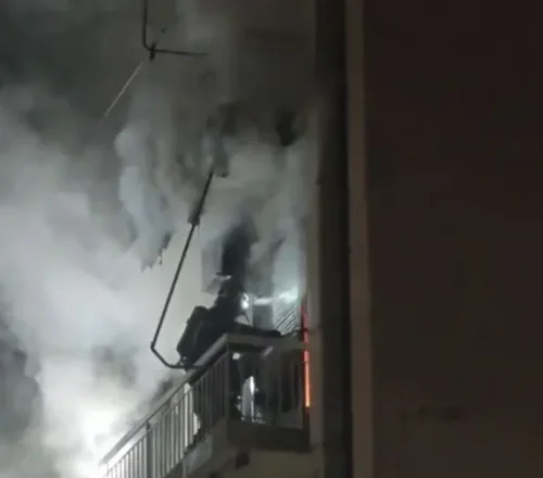 Ταύρος: Φωτιά σε διαμέρισμα 4ου ορόφου – Απεγκλωβίστηκε 50χρονος χωρίς τις αισθήσεις του