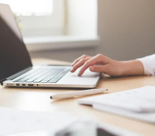 Ανάσα για χιλιάδες εργαζόμενους γονείς: Η νέα εξαήμερη άδεια με αποδοχές – Ποιους αφορά