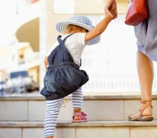 Νταντάδες της Γειτονιάς: Επίδομα 500 ευρώ σε γιαγιάδες και παππούδες – Όλες οι λεπτομέρειες