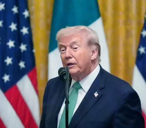 Ντόναλντ Τραμπ: «Αναρωτιέμαι τι θα γίνει αν αποσυρθούμε από τα Στενά του Ορμούζ»