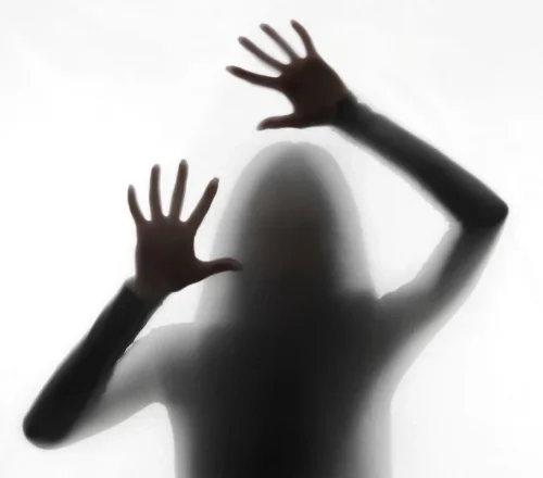 Σοκ στα Χανιά: Ομαδικός βιασμός 17χρονης από 5 άνδρες – Στον εισαγγελέα 10 άτομα για τον εφιάλτη της ανήλικης