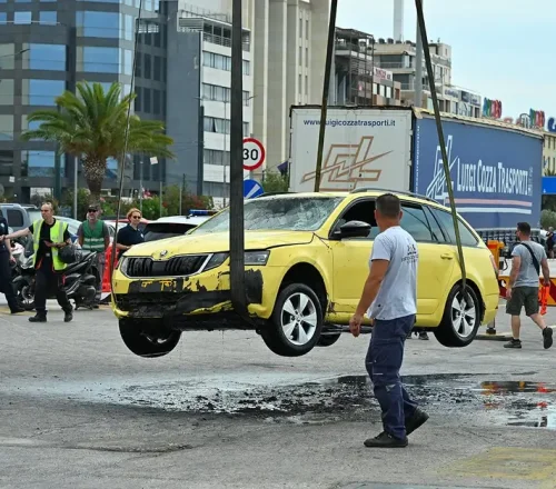 Τραγικό συμβάν στο λιμάνι του Πειραιά: Ο οδηγός ταξί έβαλε τη ζώνη και κατέληξε στη θάλασσα