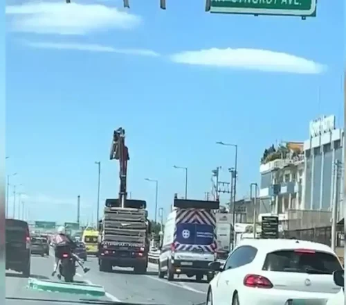 Κηφισός: Γερανοφόρο με σηκωμένο βραχίονα ξήλωσε πινακίδα – Από θαύμα σώθηκαν δύο αναβάτες μοτοσικλέτας