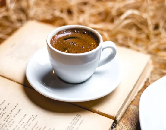 Τα κρυφά οφέλη του ελληνικού καφέ: Γιατί ένα φλιτζάνι την ημέρα είναι το απόλυτο ελιξίριο μακροζωίας