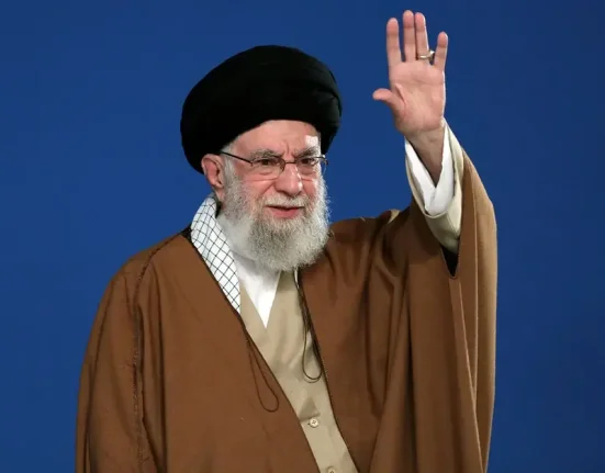 Ανατροπή με Χαμενεΐ: Το Ιράν διαψεύδει τις φήμες για τον θάνατό του – «Είναι ζωντανός»