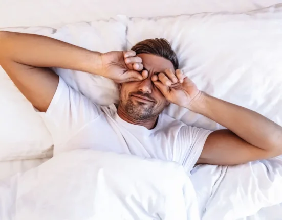 Ύπνος: Ο «κανόνας των 15 λεπτών» από νευροεπιστήμονα για ευκολότερο ξύπνημα