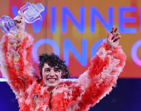 Nemo: Επέστρεψε το τρόπαιο της Eurovision τυλιγμένο με χαρτί υγείας – «Γυαλιά καρφιά» και σιωπή από την EBU