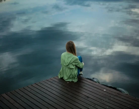 «Υπερβολικά καλοί με όλους αλλά χωρίς στενούς φίλους»: Γιατί συμβαίνει αυτό;