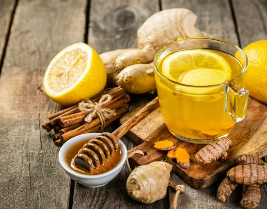 Το «θαυματουργό» ρόφημα της γιαγιάς: Τζίντζερ, κανέλα, μέλι και λεμόνι για άμεση τόνωση