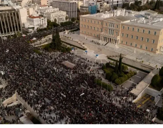 «Απαιτούμε πραγματική δικαίωση»: Τρία χρόνια μετά την τραγωδία στα Τέμπη, ξεσηκωμός και απεργίες