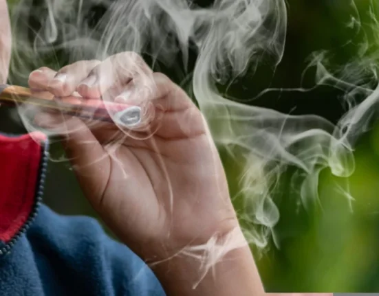 Ανησυχητική αύξηση καπνίσματος και ατμίσματος στους εφήβους: Τι αποκαλύπτει η Ευρωπαϊκή Έρευνα