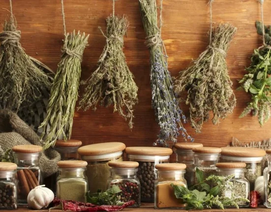 Το βότανο-κλειδί για καλύτερο ύπνο: Πώς να το ενσωματώσετε στη ρουτίνα σας