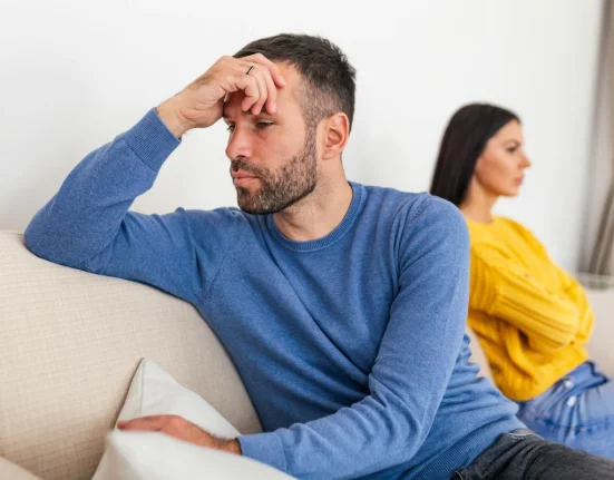 Το σημάδι στη γλώσσα του σώματος που αποκαλύπτει μια τοξική σχέση χωρίς να το καταλάβεις