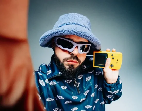 «Φέρτο»: Τα πρώτα πλάνα από το ανατρεπτικό βίντεο κλιπ – Ο Ακύλας αλλάζει «καπέλο»