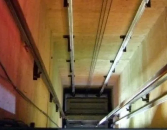 Σώθηκε από θαύμα: Το βίντεο-σοκ με το ασανσέρ που ξεκίνησε ενώ ο επιβάτης έβγαινε