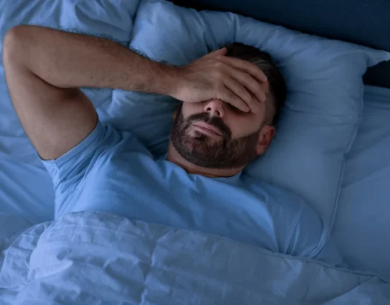 Γιατί είναι σημαντικό να μην τρως 3 ώρες πριν τον ύπνο; Οι επιπτώσεις στο σώμα και τον μεταβολισμό