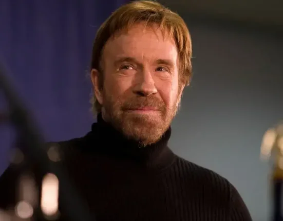 Ο Τσακ Νόρις κούναγε την κούνια που τον κούναγε και άλλα 99 αστεία