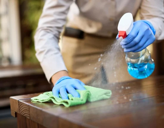 Cleaning Hacks 2026: Τα μαγικά κόλπα που θα κάνουν το σπίτι σας να λάμπει σε χρόνο μηδέν