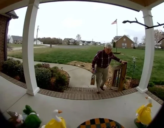 Viral ιστορία: 78χρονος διανομέας συγκέντρωσε 500.000 δολάρια μέσω TikTok