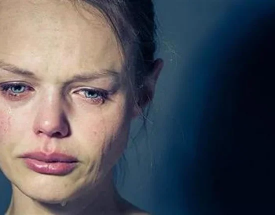 Είναι εντάξει να κλαις; Γιατί τα δάκρυα είναι το «φάρμακο» της ψυχής μας