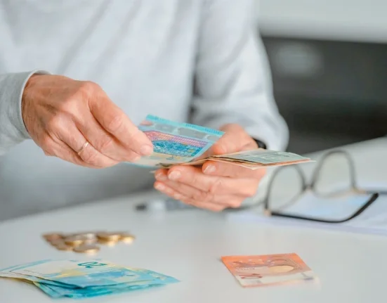 Επίδομα Συμπαράστασης: Ποιοι συνταξιούχοι το δικαιούνται και πώς θα το λάβετε