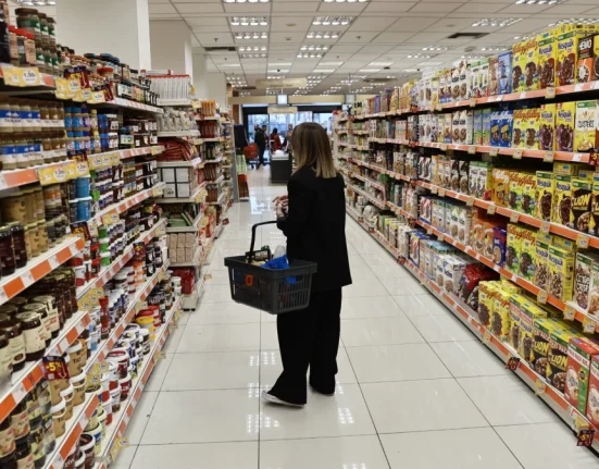 Πλαφόν σε καύσιμα και προϊόντα σούπερ μάρκετ: Νέα μέτρα κατά της αισχροκέρδειας