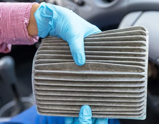 Γιατί μυρίζει άσχημα το κλιματιστικό στο αυτοκίνητο; Το λάθος που κάνουμε όλοι και μας κοστίζει