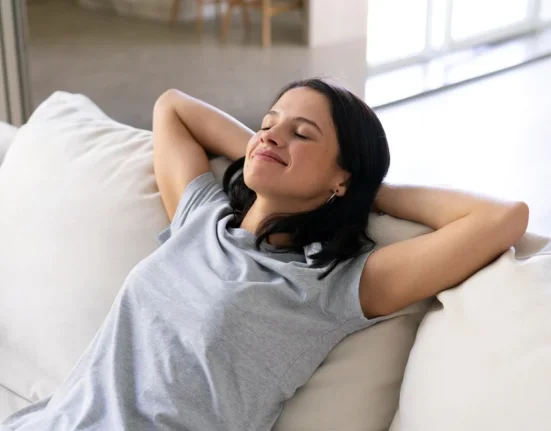 Γιατί νιώθετε κόπωση ενώ κοιμάστε αρκετά; Οι 7 τύποι ξεκούρασης που συχνά παραμελούμε