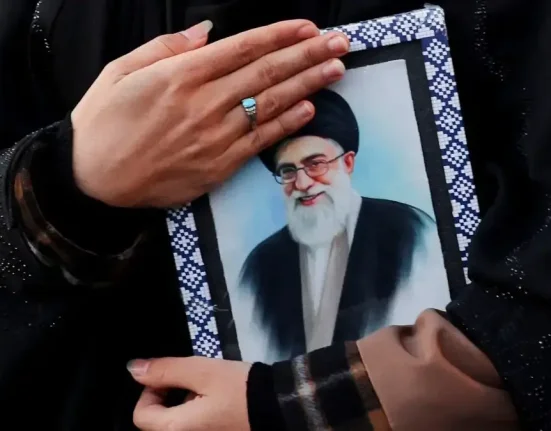 Γιατί οι Ιρανοί δεν ξεσηκώνονται μετά τον θάνατο του Χαμενεΐ: «Αντί για χαρά, ένιωσα θυμό»
